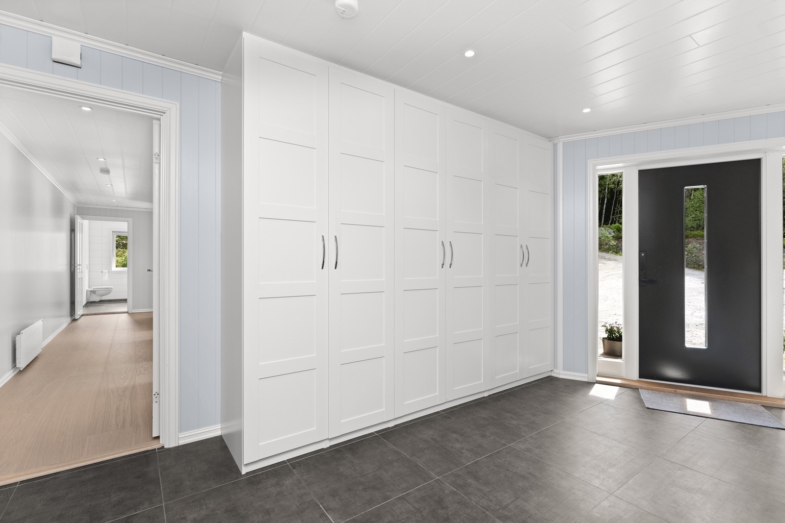 Entre/ gang med stor skyvedørsgarderobe. Garderoben er praktisk innredet så her er god plass til yttertøy Galleribilde