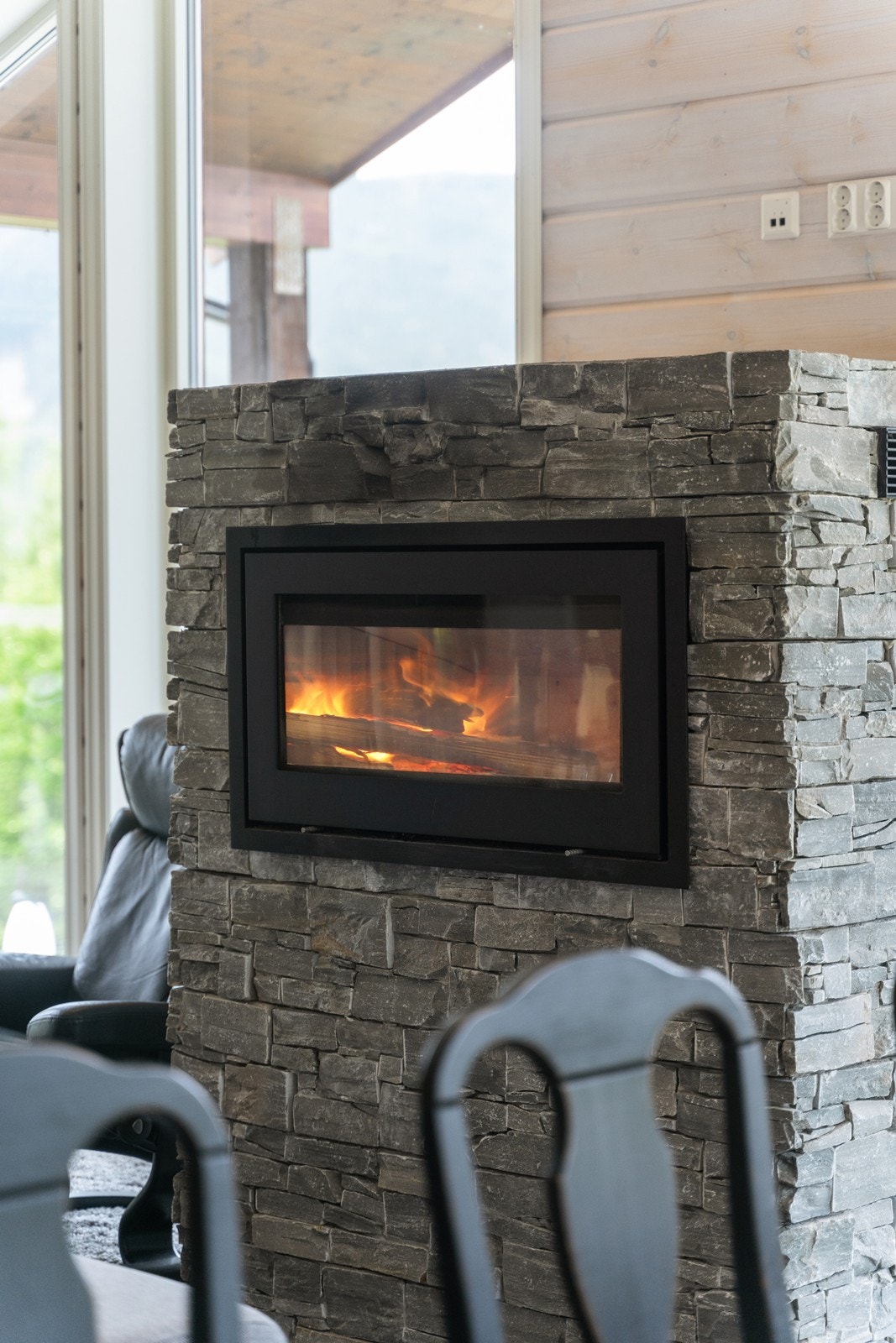 I stua er en koselig og moderne peis midt i rommet Galleribilde