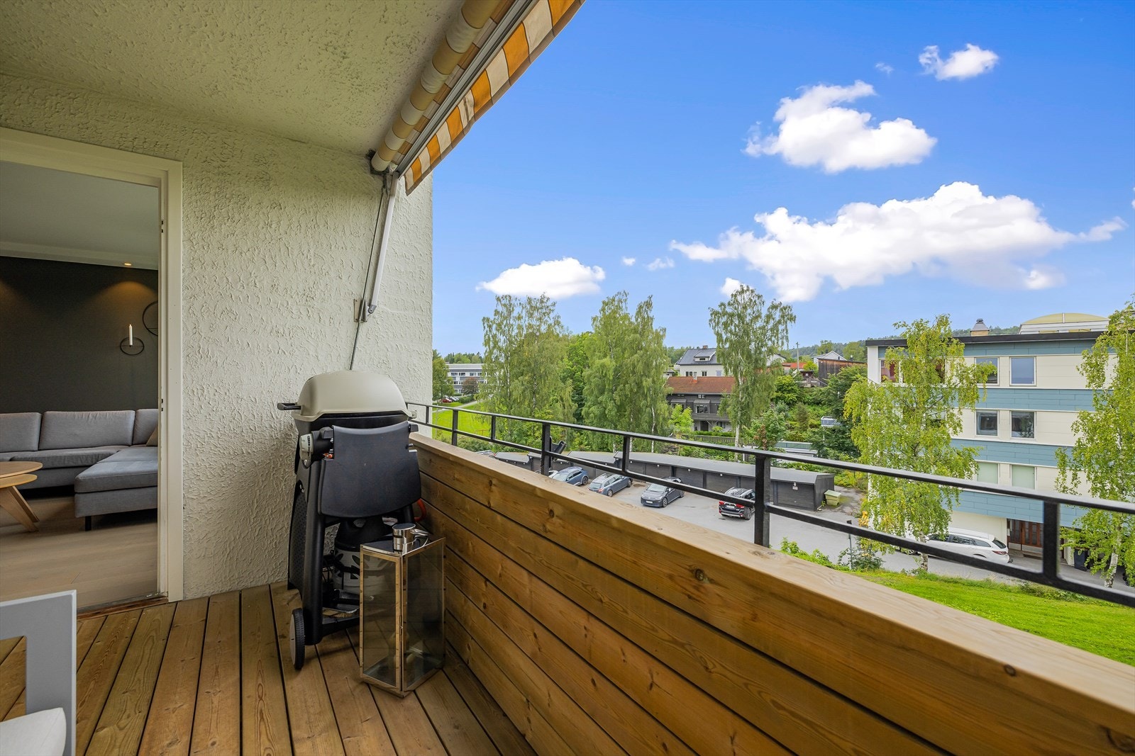 Fra stuen er det utgang til en lun balkong Galleribilde