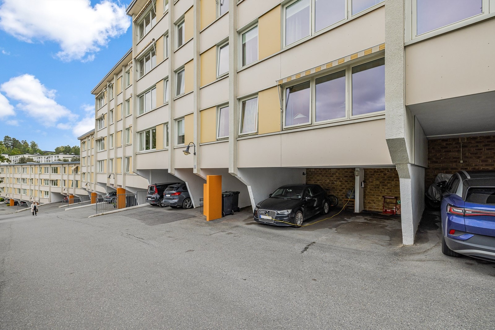 Med leiligheten følger en carport med ladeboks for lading av elbil Galleribilde
