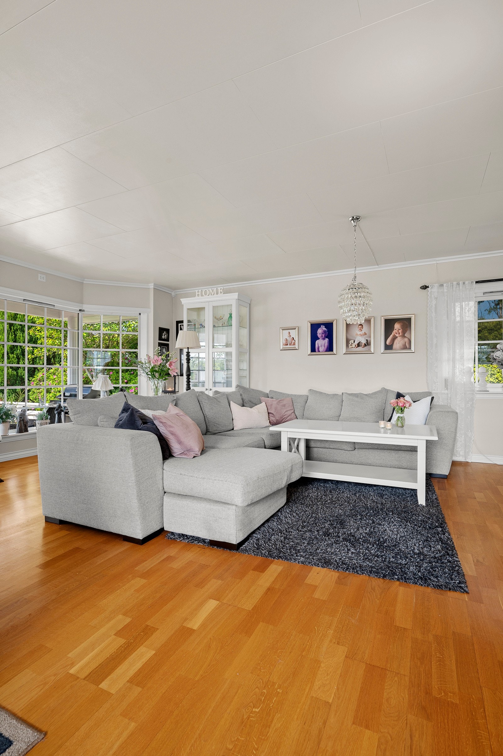 Stua har god plass til flere sittegrupper. Galleribilde