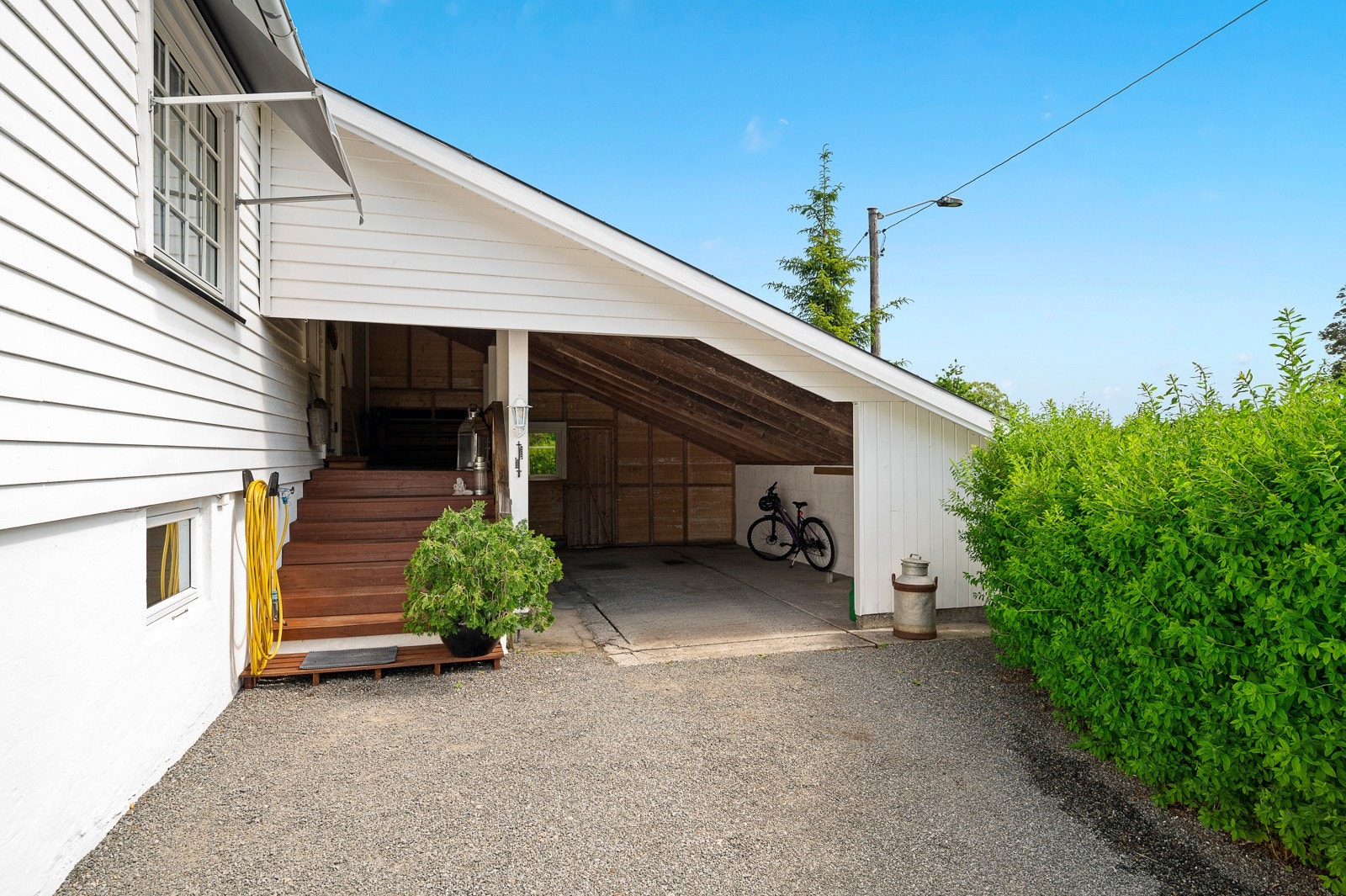 Det er også en carport i tilknytning til boligen. Galleribilde