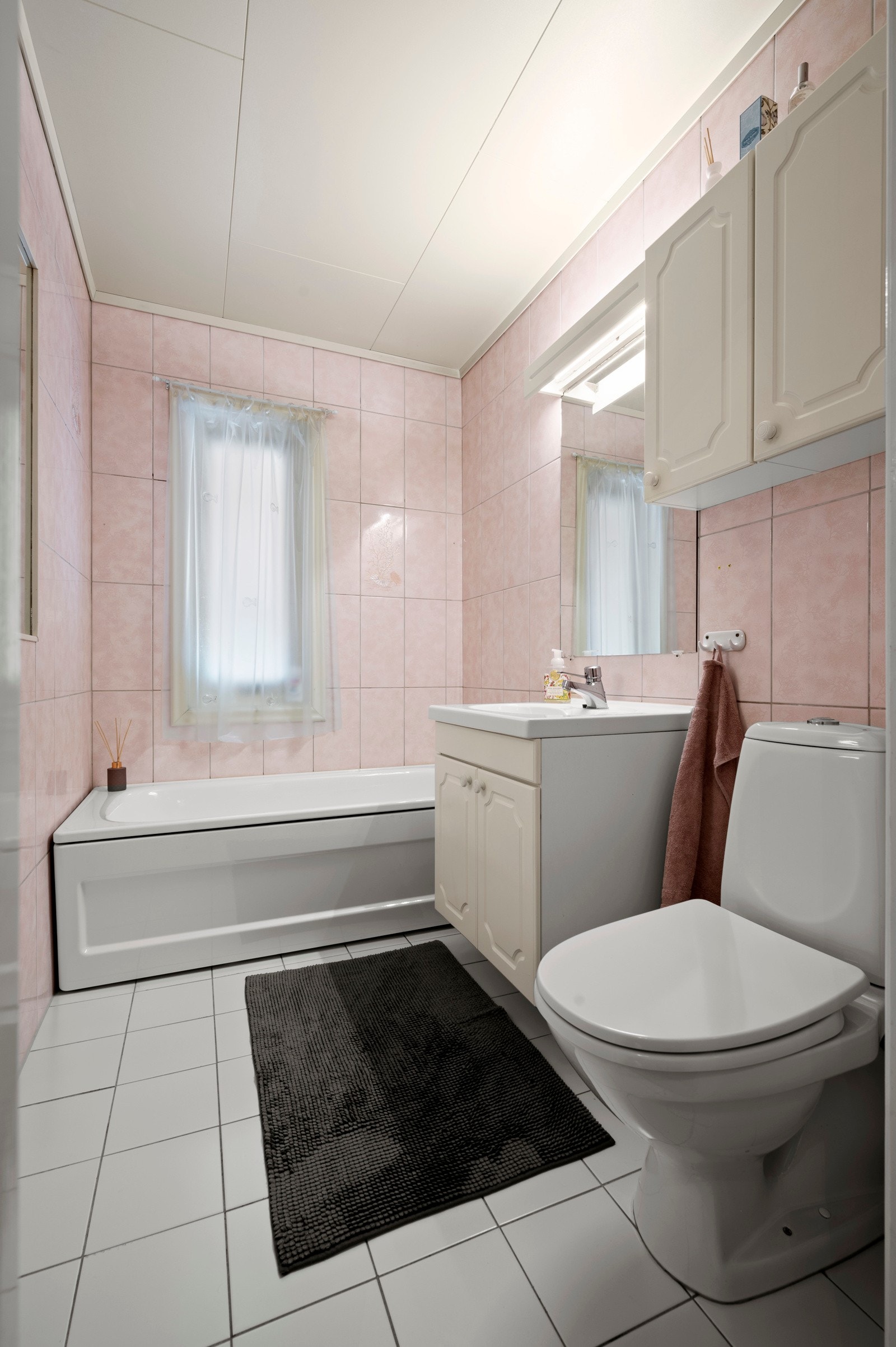 Badet har behov for totalrenovering - her har du et godt utgangspunkt for å skape ditt drømmebad. Galleribilde