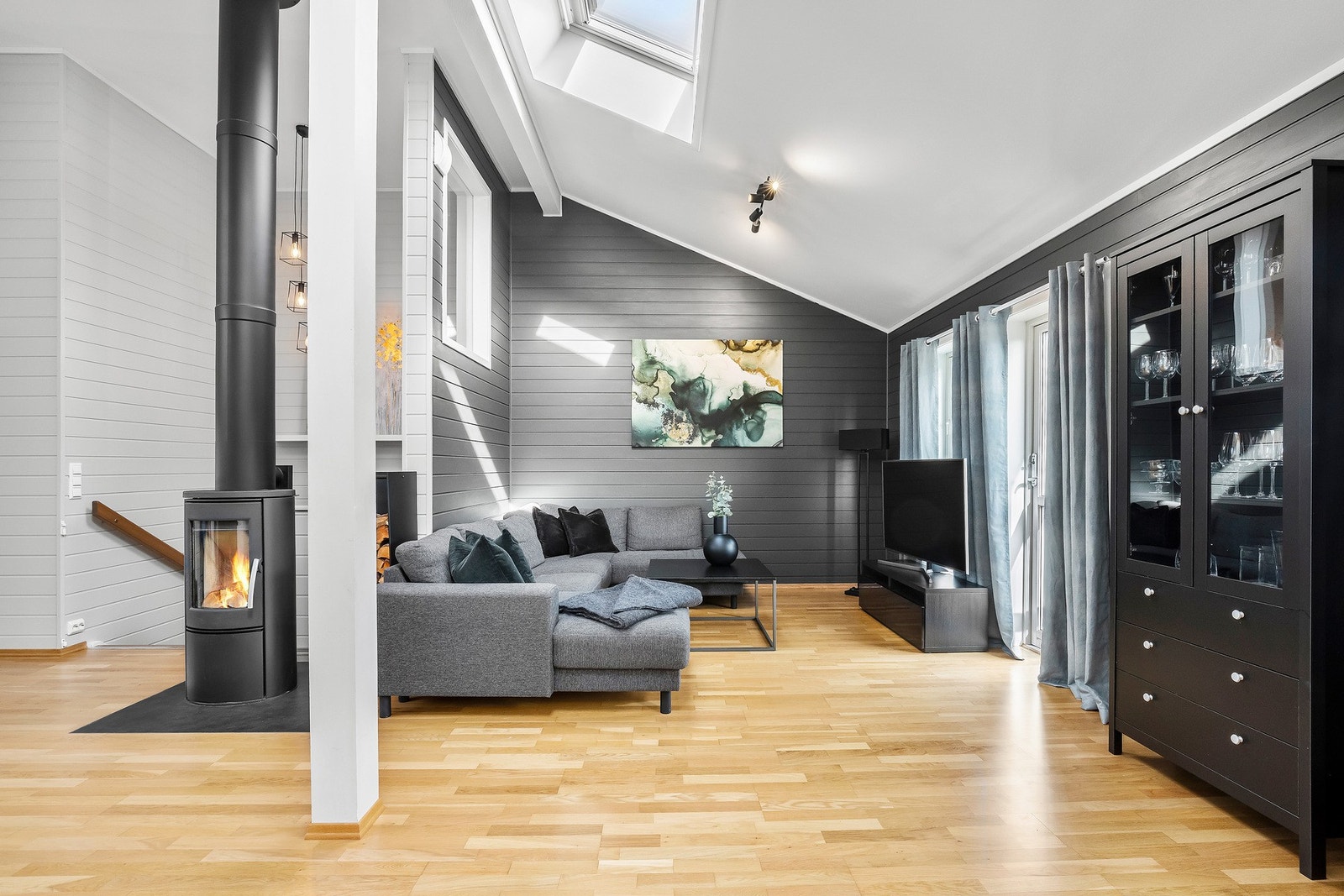 Deler av stuen er malt i en mørk og lun farge, det er dermed enkelt å innrede i flere soner. Galleribilde