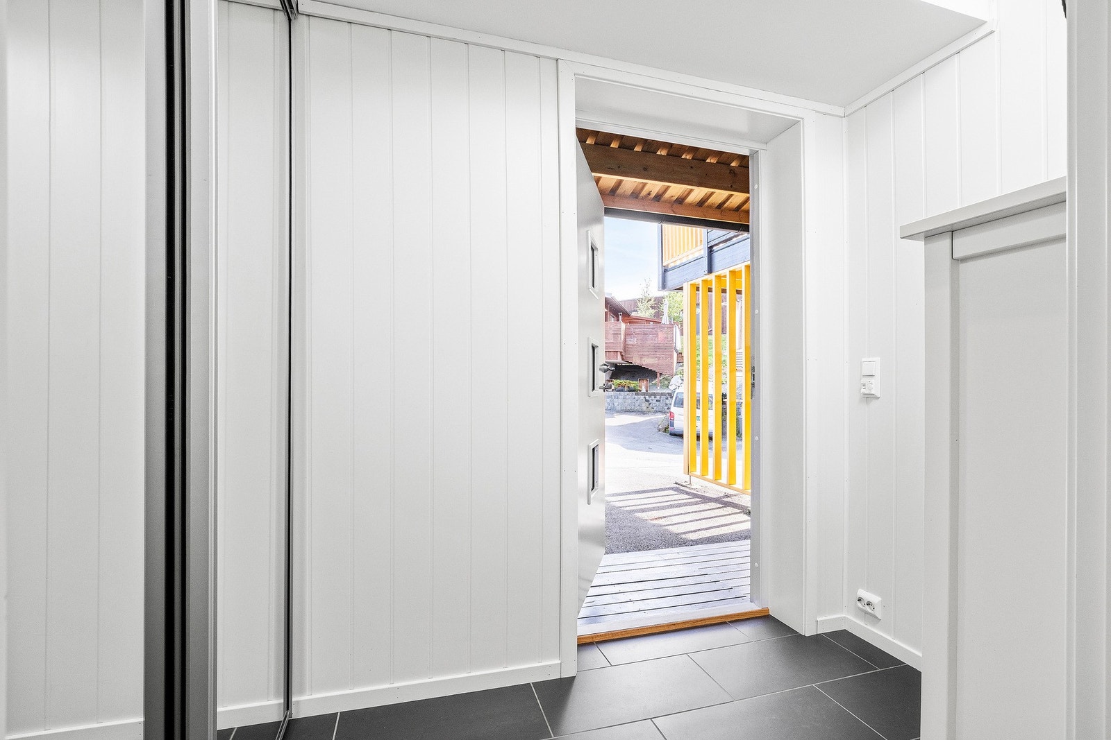Flislagt entre (gulvvarme) med skyvedørsgarderobe samt plass til skoskap og oppheng. Galleribilde