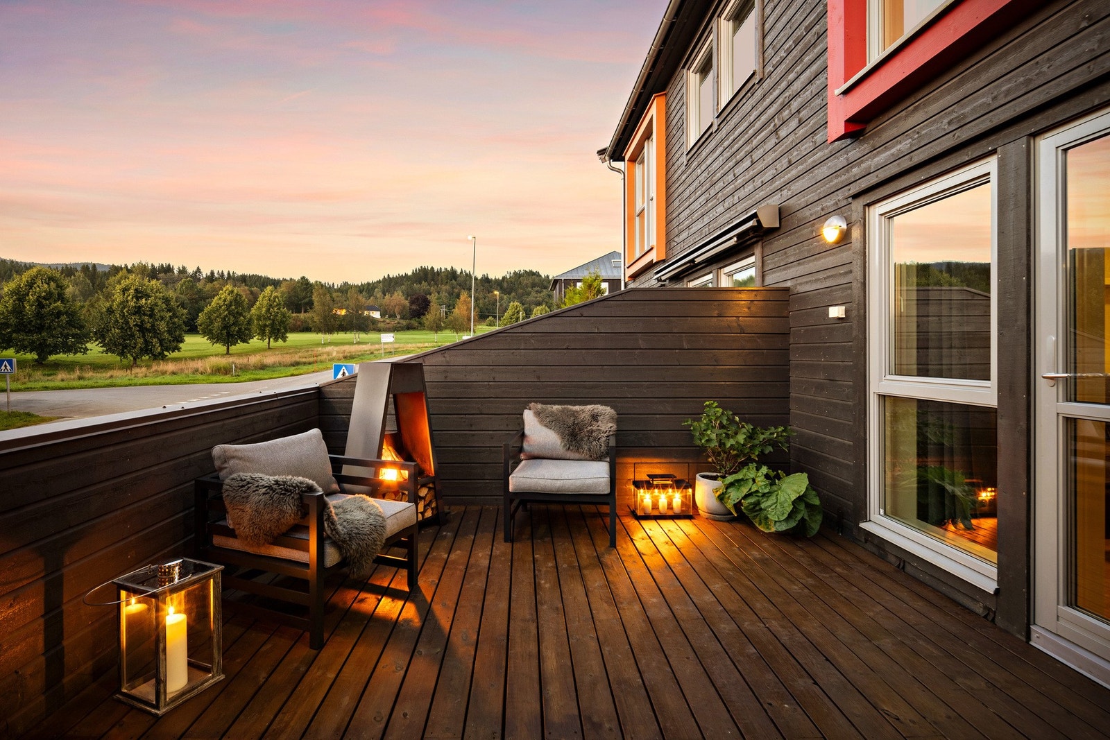 Terrasse i 1.etasje har solen fra ettermiddag til kveld på sommerstid. Galleribilde