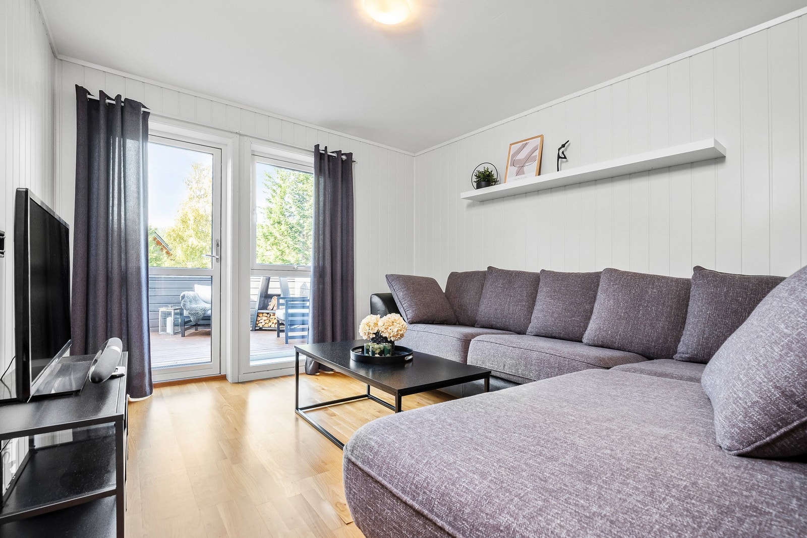 Fra stuen er det utgang til en romslig, trivelig veranda hvor deler er overbygd. Galleribilde