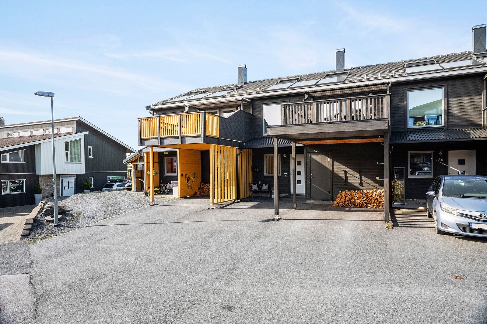 Asfaltert gårdsplass med gode parkeringsmuligheter. Stor utebod i tilknytning til carport. Galleribilde