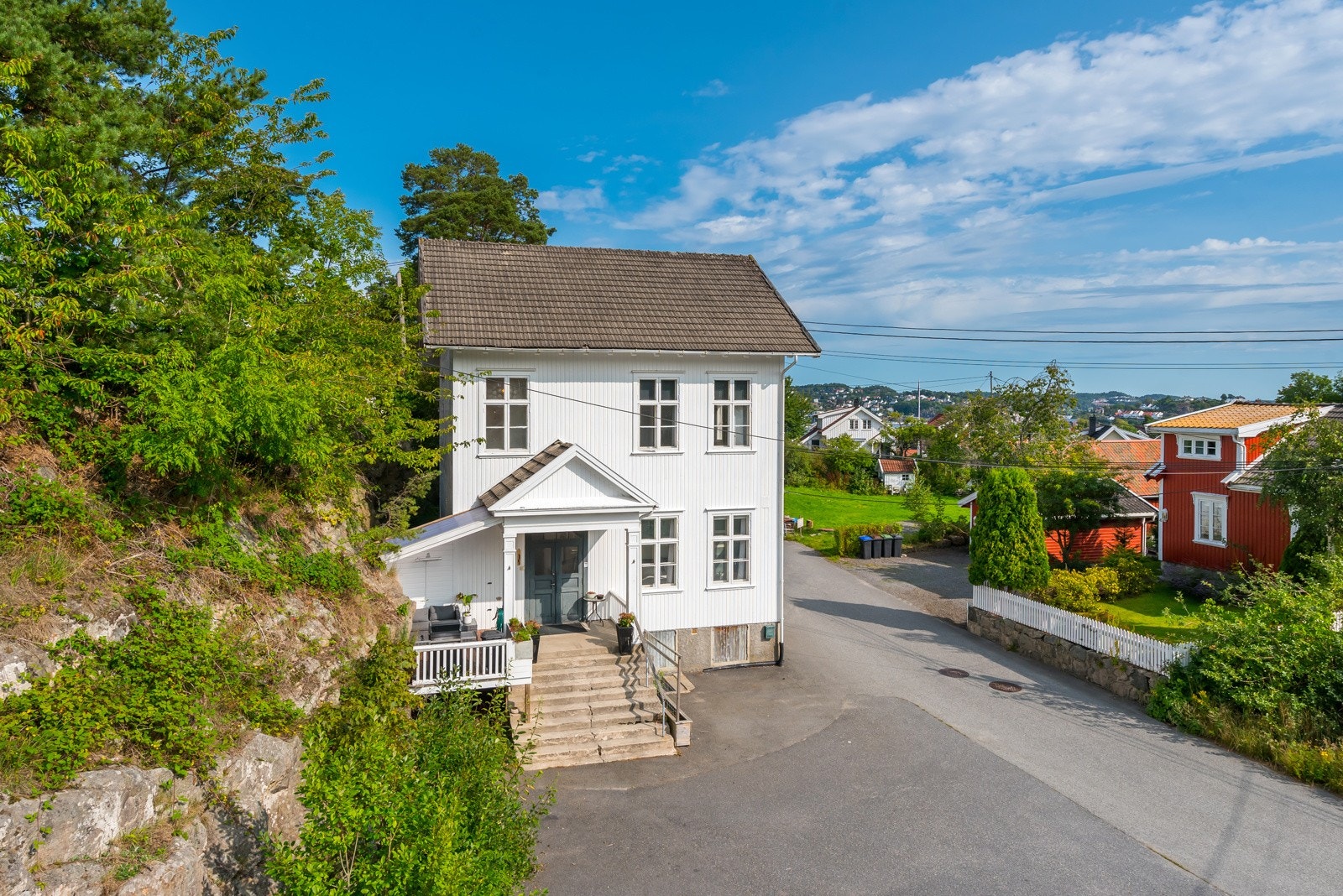 Eldre sørlandsbygg i etablert område Galleribilde