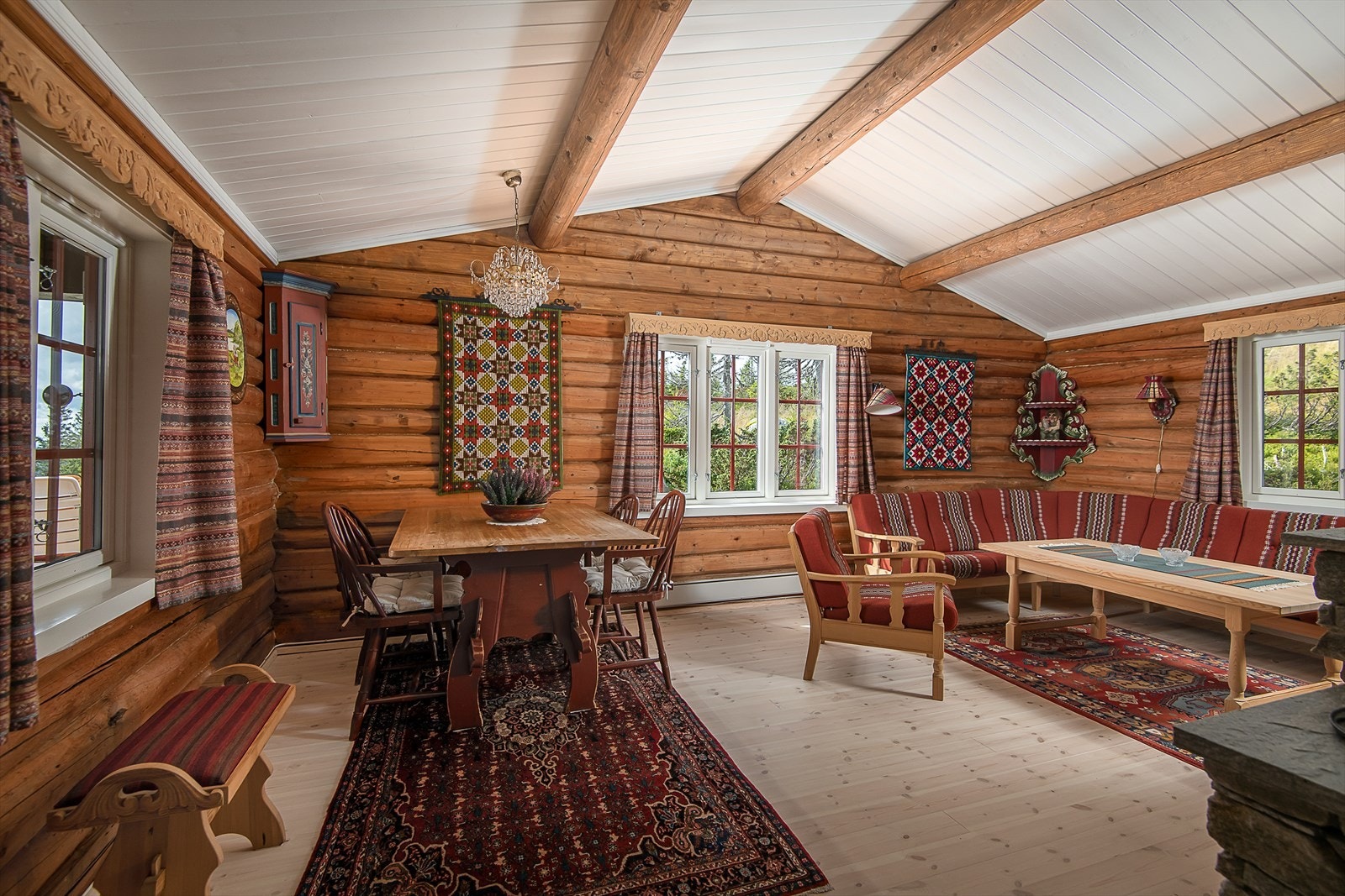 Lun og sjarmerende stue med plass til både spisebord og salong. Galleribilde