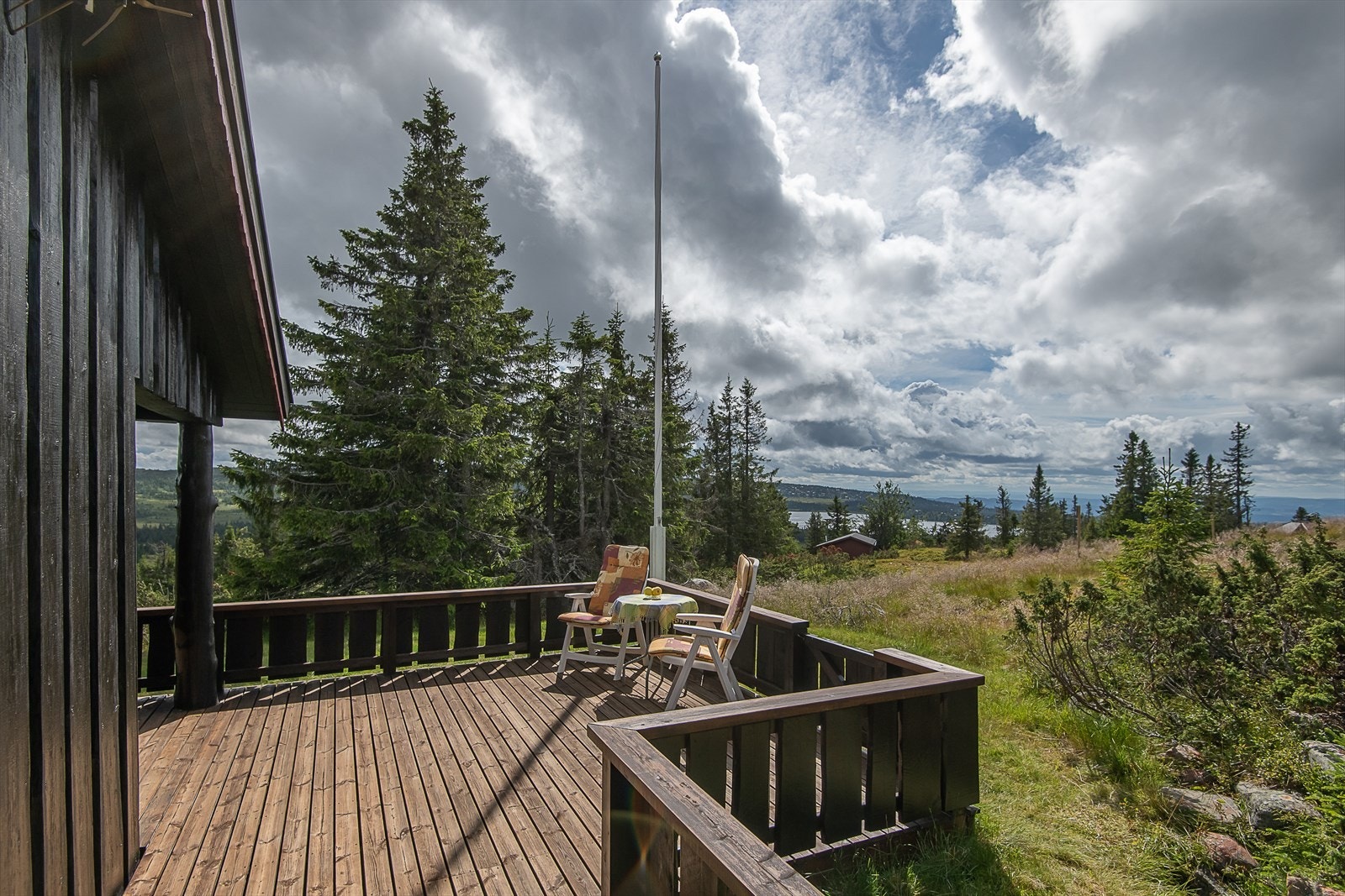 Fra denne delen av terrassen har du gløtt av Sjusjøvannet også. Galleribilde
