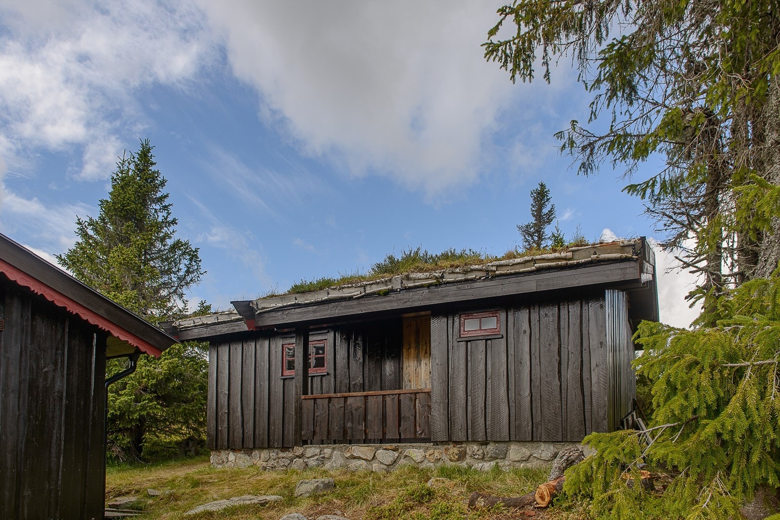 Uthus med isolert, disponibelt rom og bod. Galleribilde