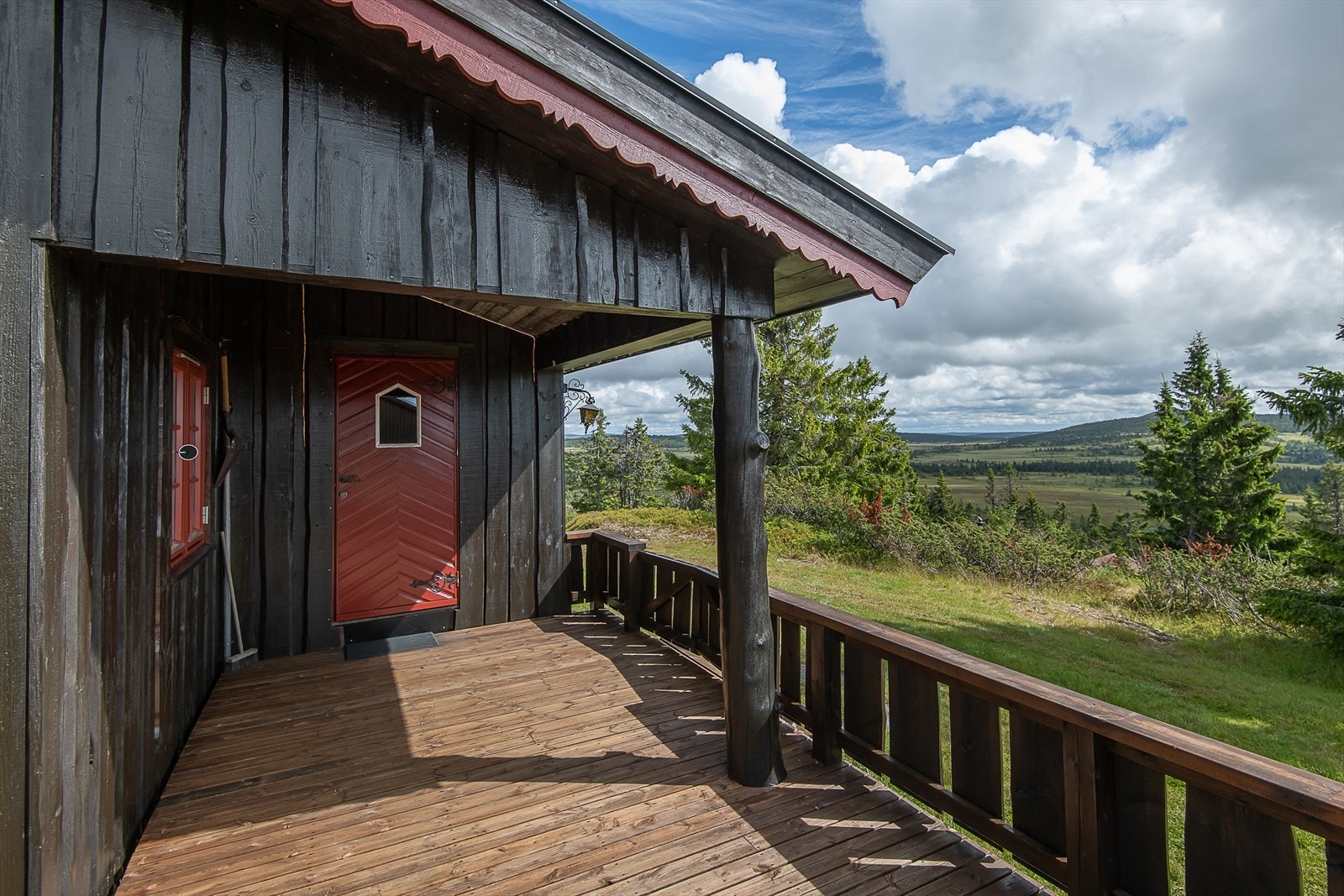 Overbygget inngangsparti i forbindelse med en åpen terrasse. Gode muligheter til å nyte utsikt og sol i fred og ro. Galleribilde
