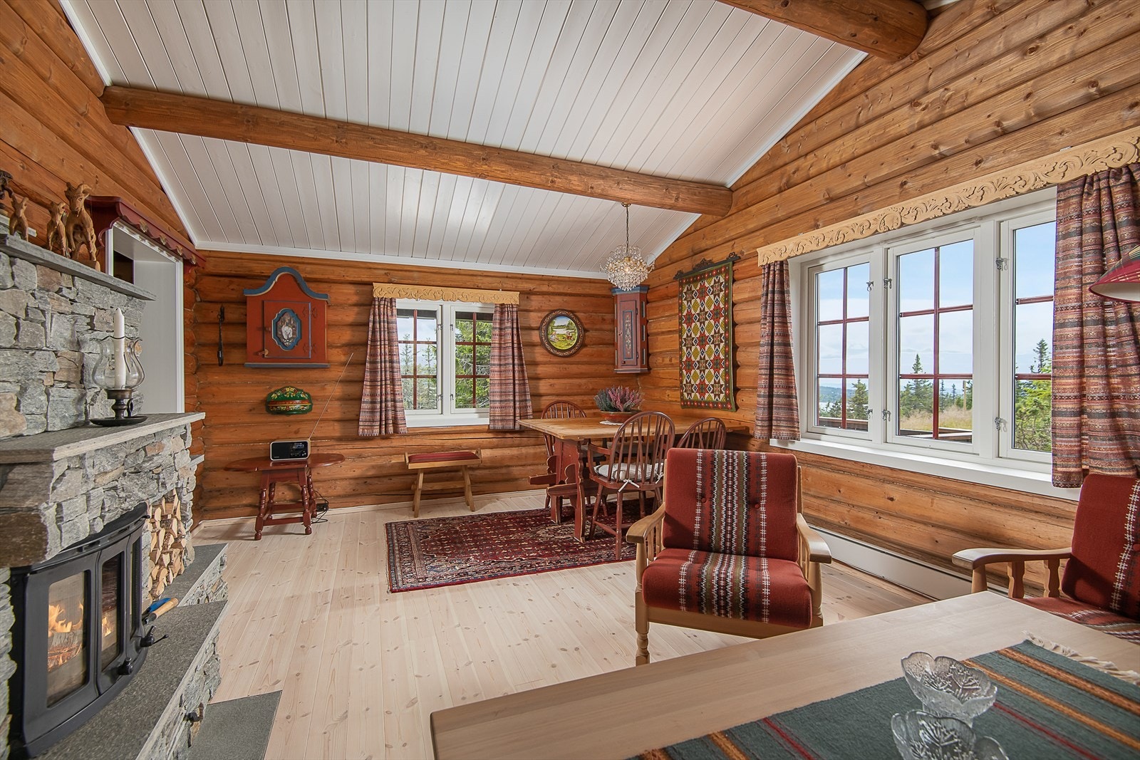 God takhøyde og godt med lys inn bidrar til fin romfølelse. Galleribilde