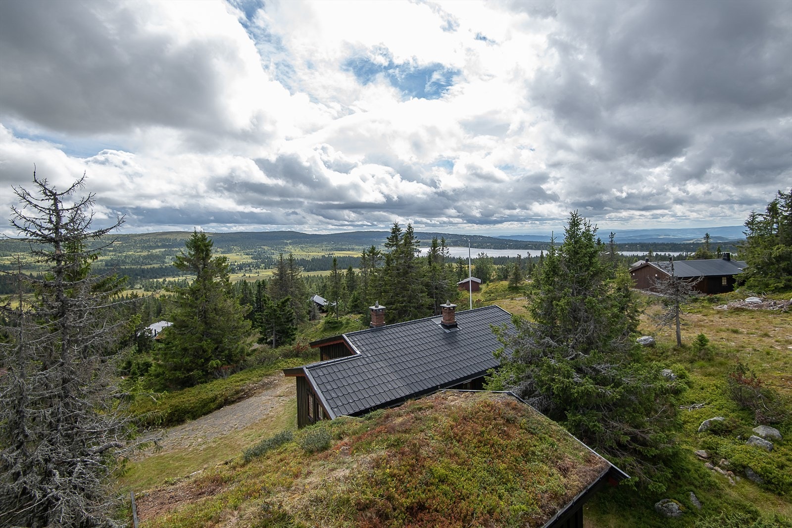 Eiendommen ligger med fin plassering, skjermet for innsyn av naboer. Galleribilde