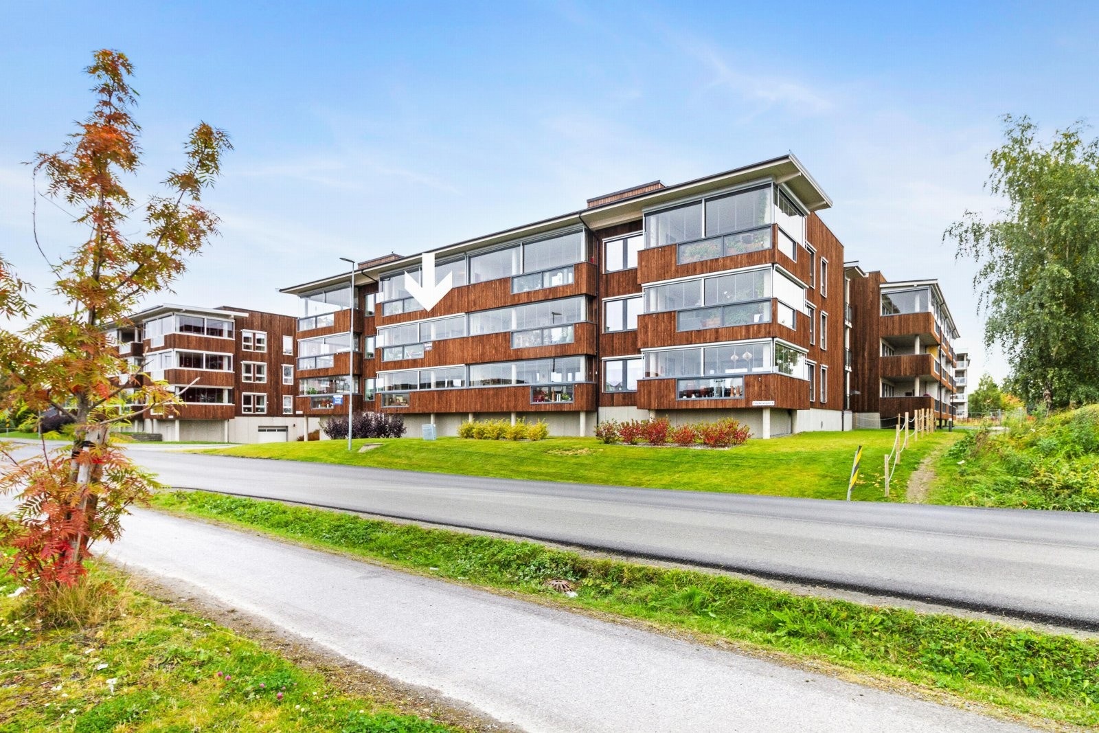 Leiligheten ligger fint til i 2.etg med parkeringsplass i garasje og utvendig bod. Galleribilde