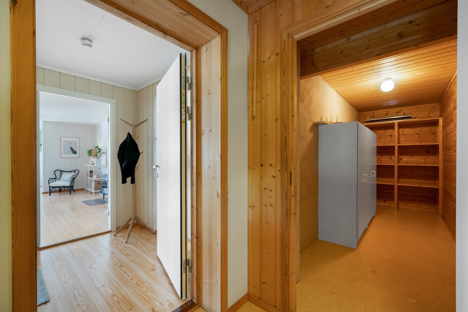 Stor bod tilhørende leiligheten rett ved inngangen. Galleribilde