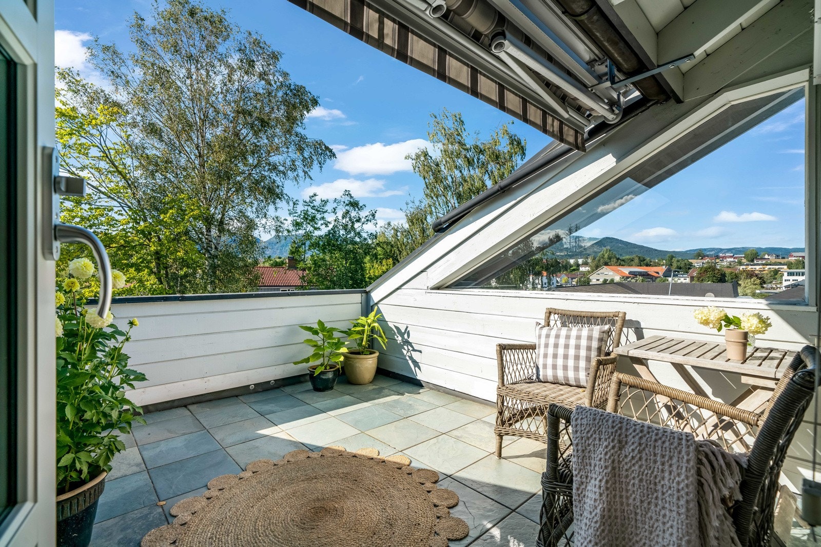Velkommen til denne leiligheten i Framstadvegen, solrik terrasse, 2 soverom og masse god bodplass. Galleribilde