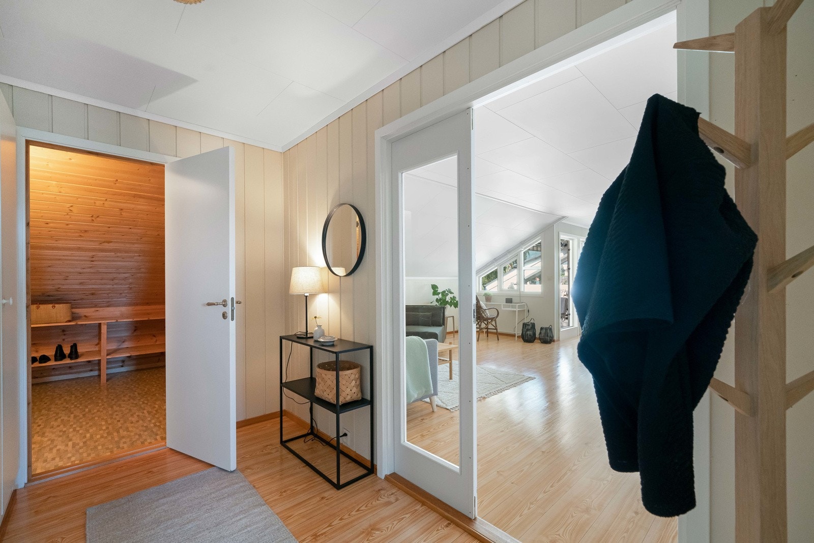 Inngangenen har god plass til garderobeskap, og det er en praktisk og romslig bod innenfor gangen. Galleribilde