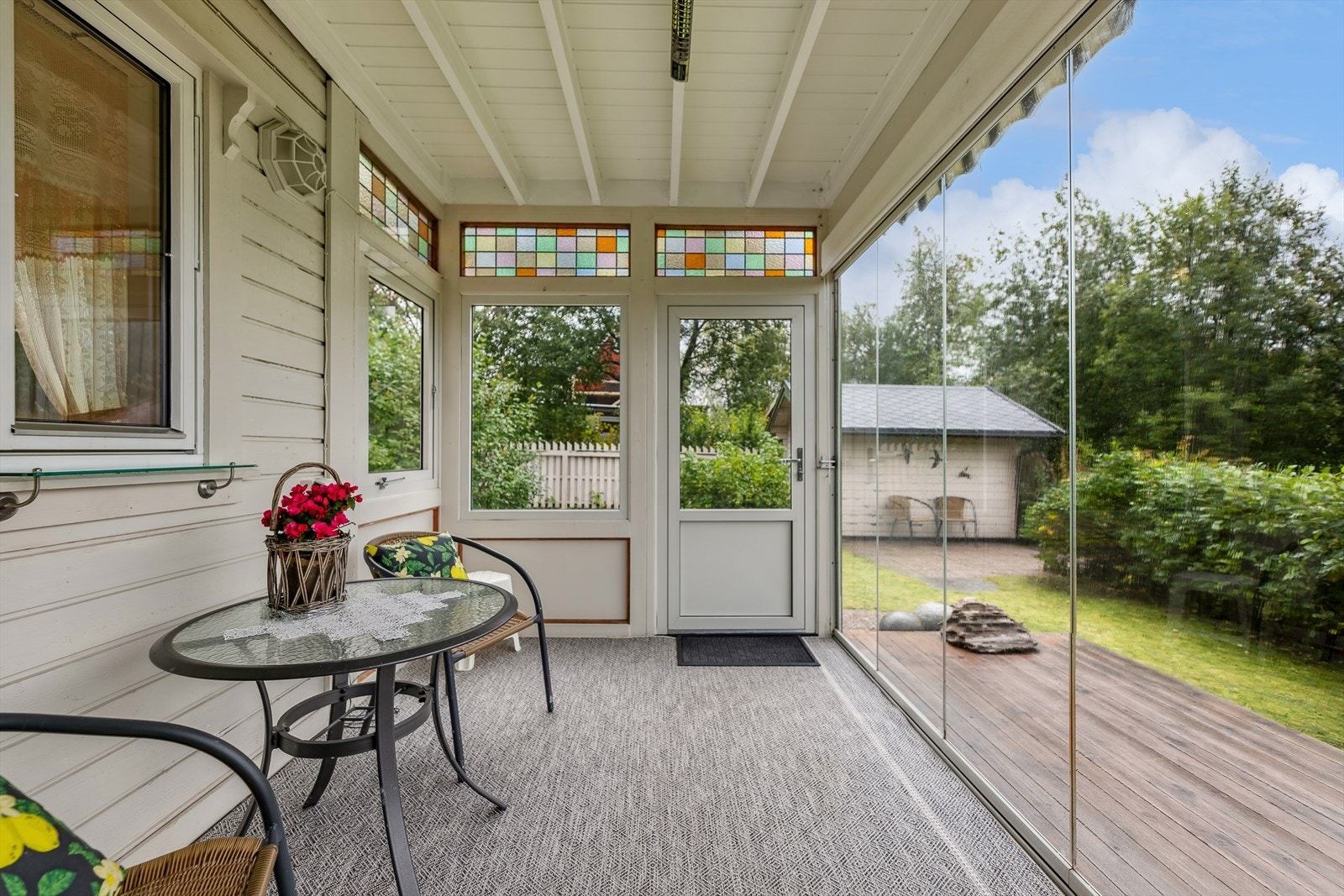 Fin uteplass med montert stråleovn. Galleribilde