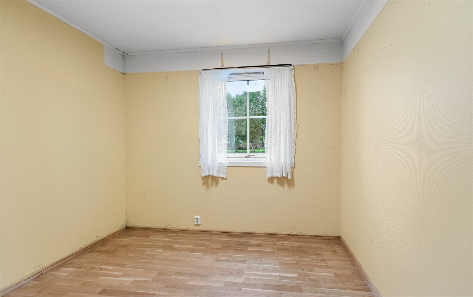 Soverom 2 er også av god størrelse. Her trengs det en oppussing. Galleribilde