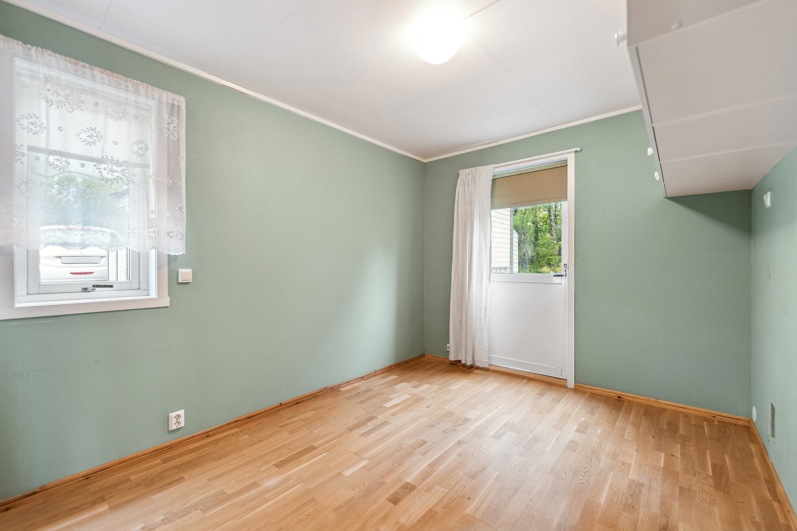Hovedsoverommet har god plass til dobbeltseng, og har utgang til uteplass. Galleribilde