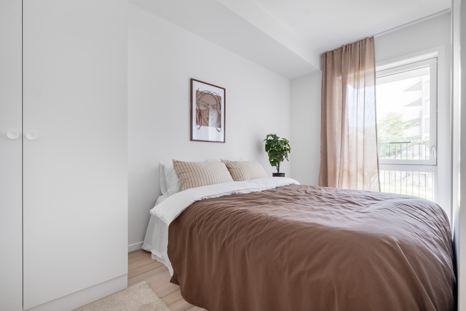 Soverom med god plass til både seng og tilhørende møblement. Usjenert soverom god plass til dobbeltseng. Her er det også rikelig med oppbevaringsplass. Galleribilde