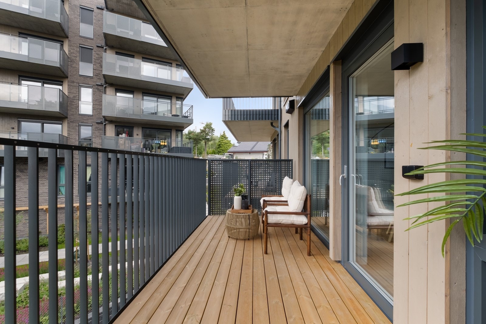 Uteplassen kan enkelt møbleres med diverse utemøblement, planter og grill. Galleribilde