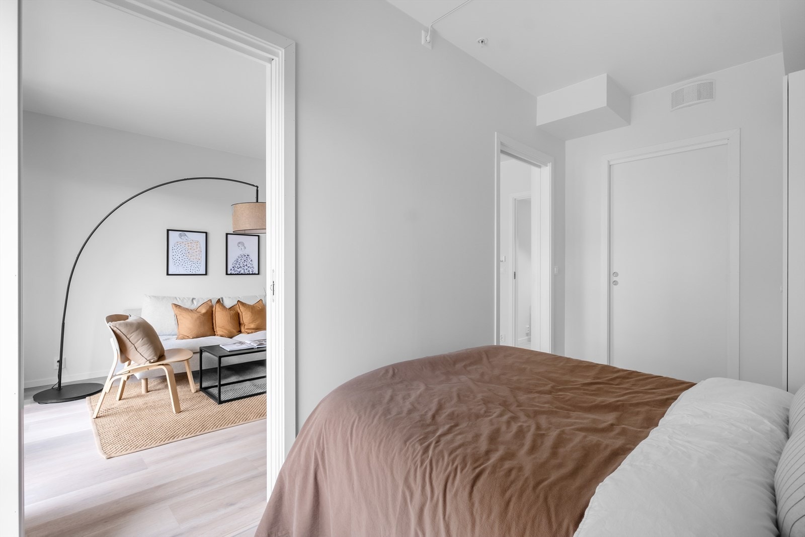 Overflatene består av lys farge og vindusflatene skaper en behagelig atmosfære. Galleribilde