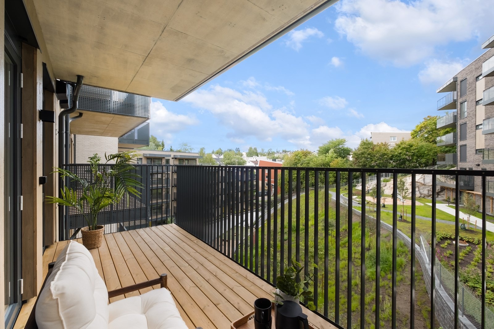 Fra stuen er det utgang til balkong på ca 9,7 kvm. Galleribilde