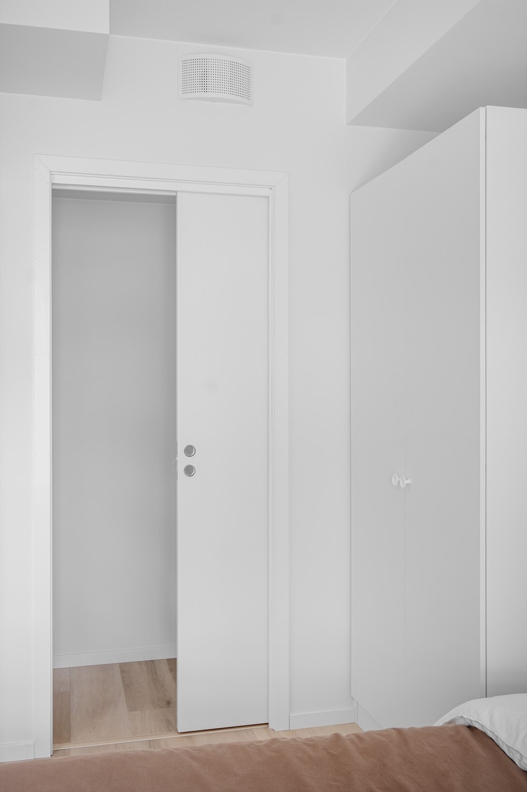 Videre inn i soverommet kommer du til en praktisk bod. Galleribilde