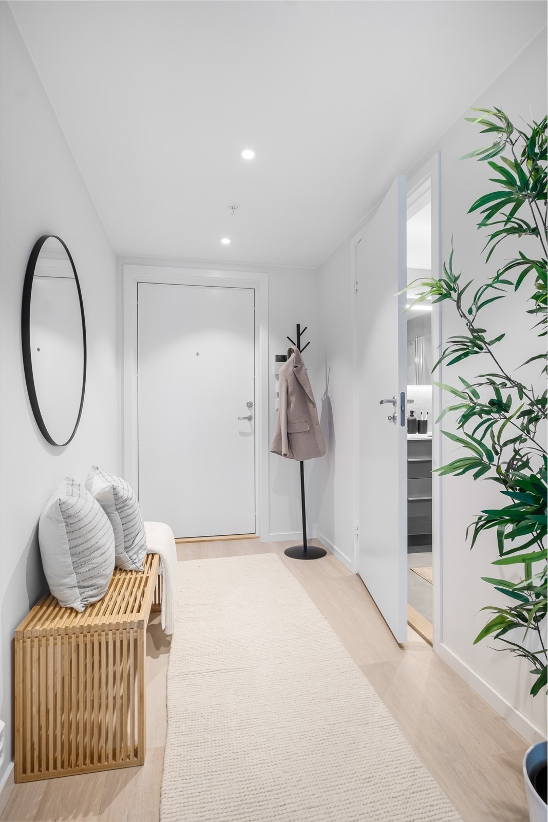 Entreen fungerer som et bindeledd i boligen. Galleribilde