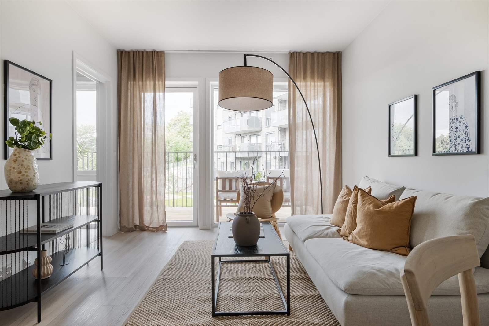 De store vindusflatene sikrer gode, naturlige lysforhold og en herlig atmosfære. Galleribilde