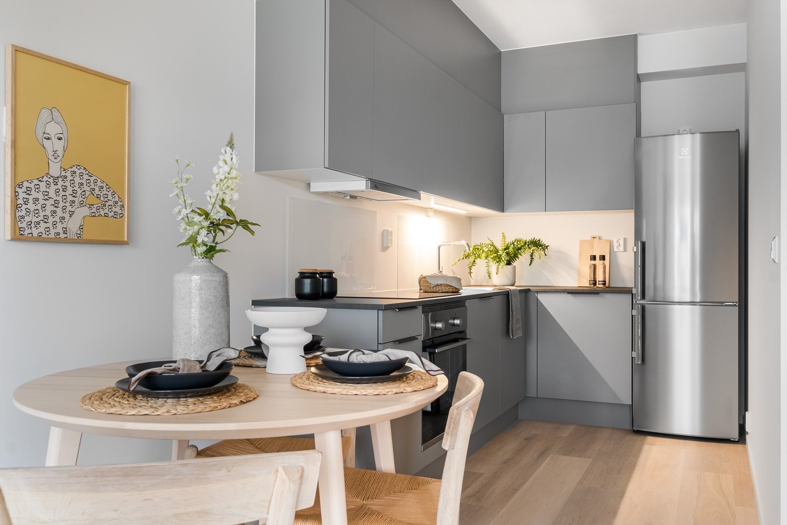 Spisebord i tilknytning til kjøkkenet. Galleribilde