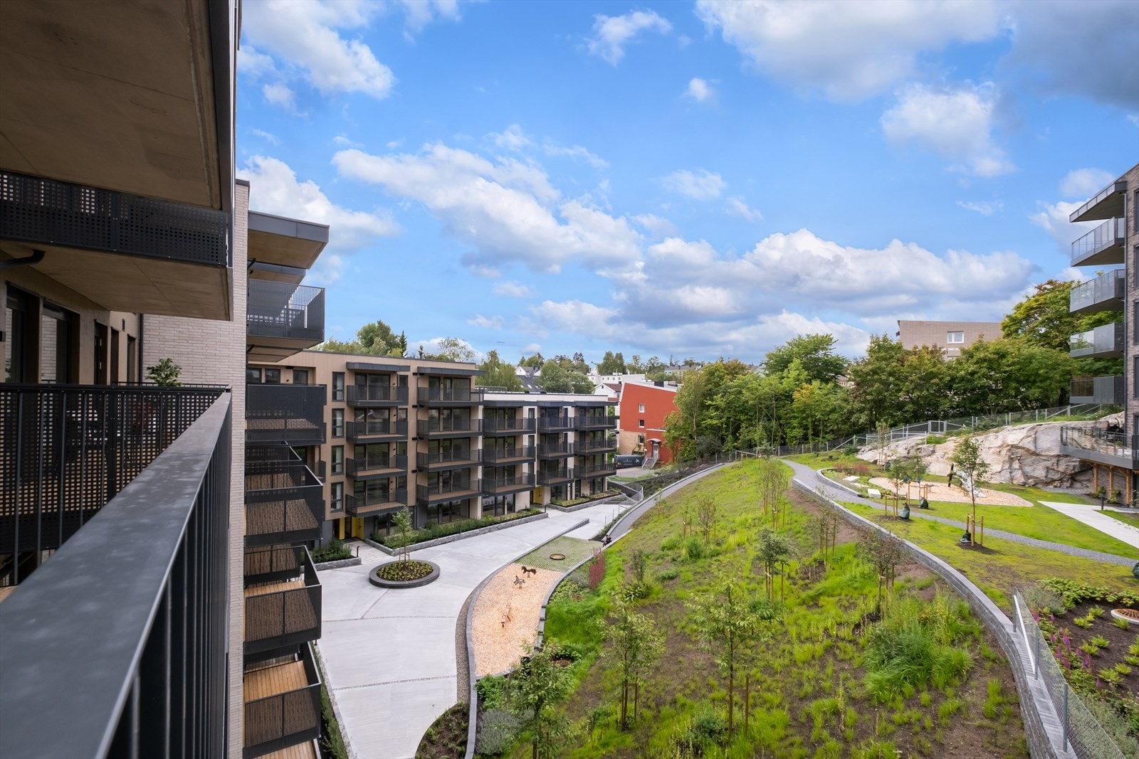 Utsikt over borettslagets fellesområder. Galleribilde