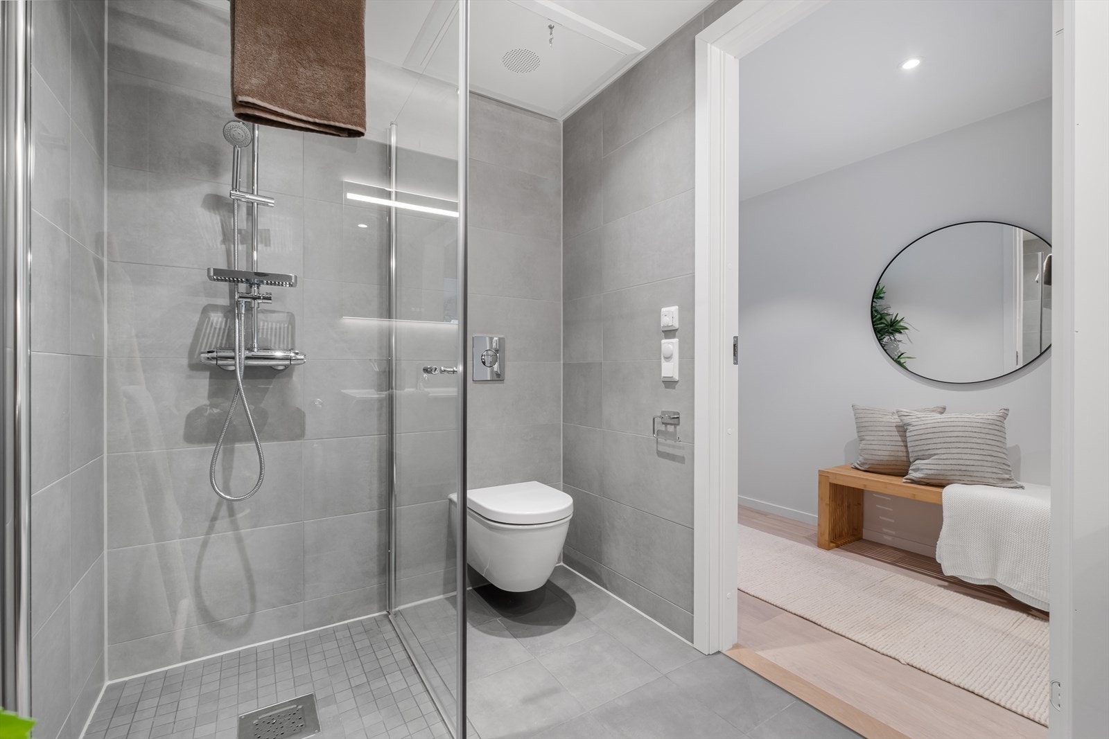 Badet er innredet med servant, vegghengt toalett, dusjnisje og opplegg til vaskemaskin. Ventilasjon til felles avtrekk. Galleribilde