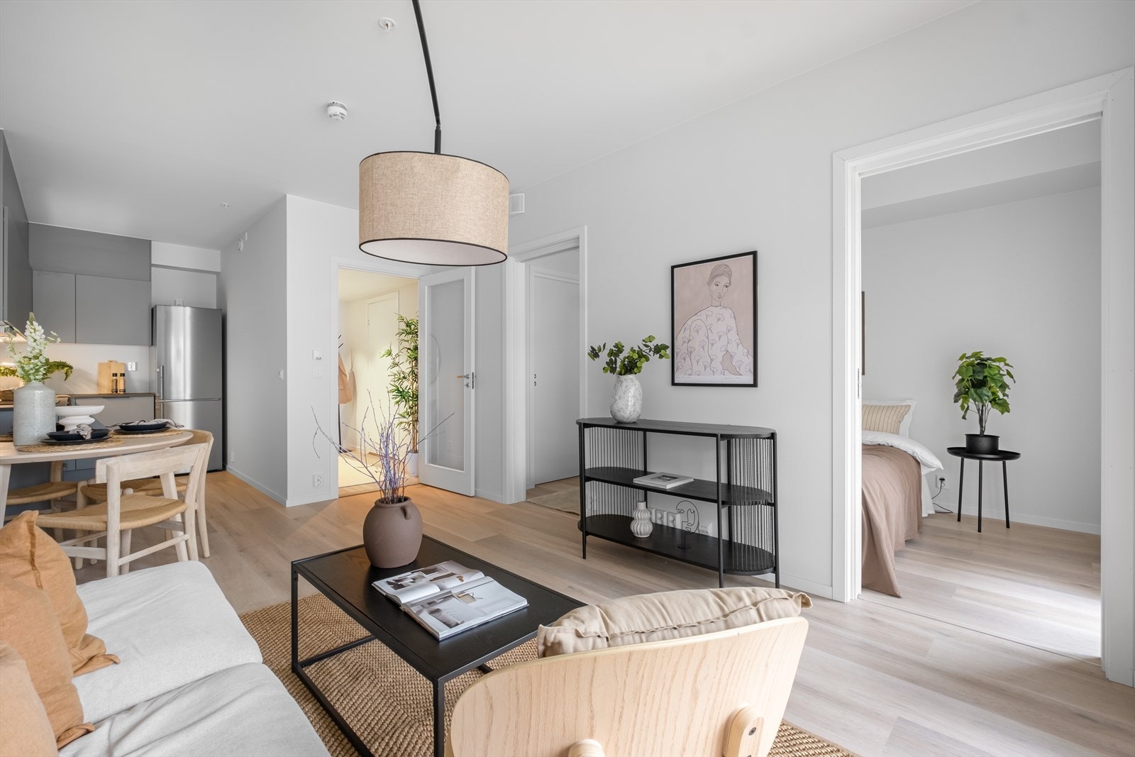 I stuen er det plass til en sofaseksjon, tv møblement og spisebord. Galleribilde