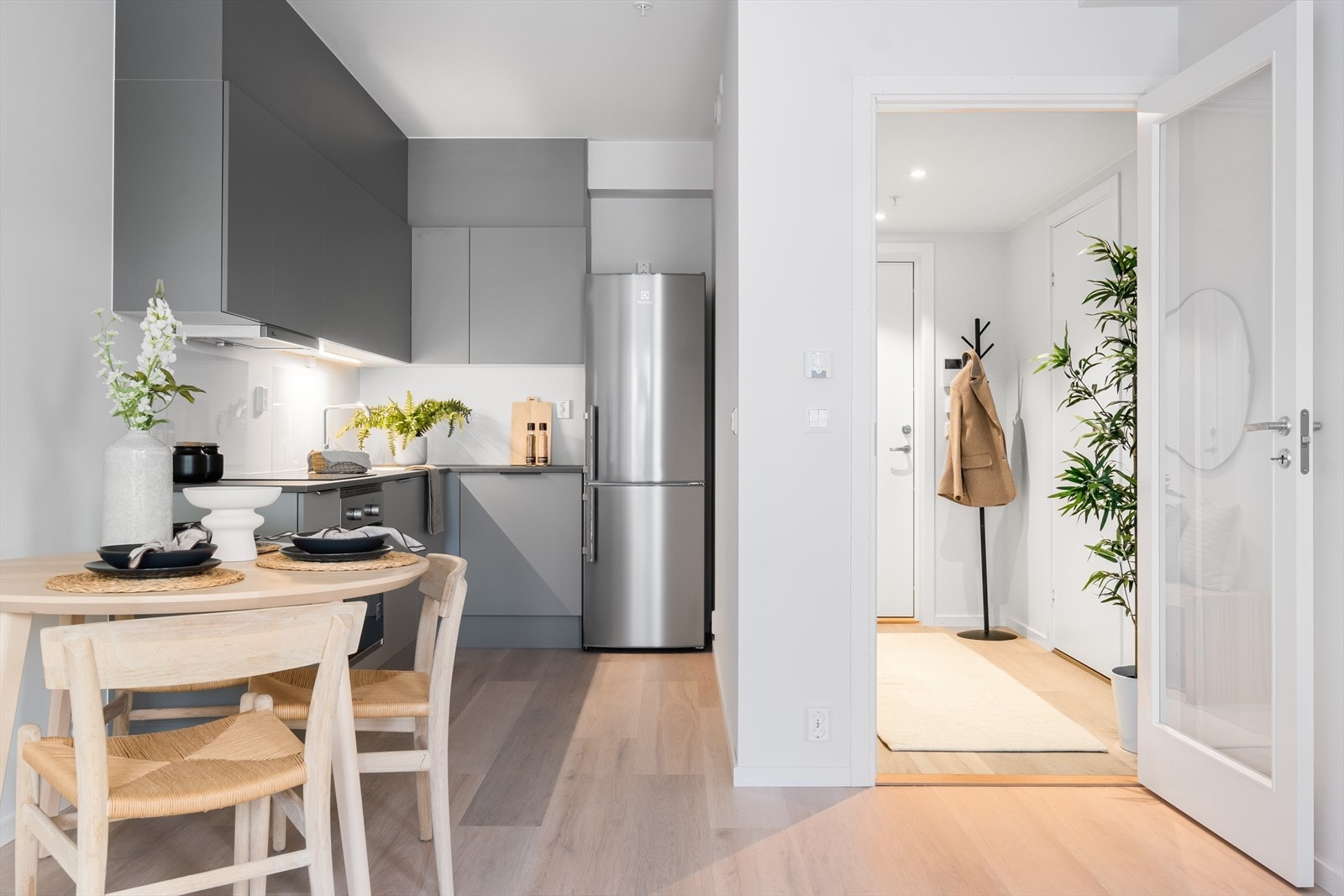 Hyggelig kjøkken i åpen løsning mot stuen. Det er integrerte hvitevarer som platetopp, stekeovn, oppvaskmaskin. Galleribilde