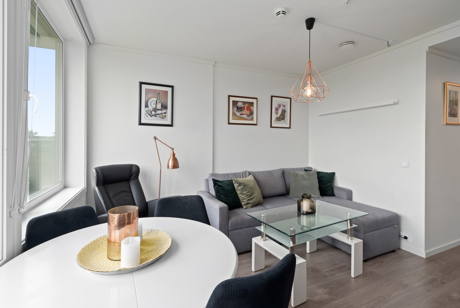 Lyse og fine fargevalg preger leiligheten. Galleribilde