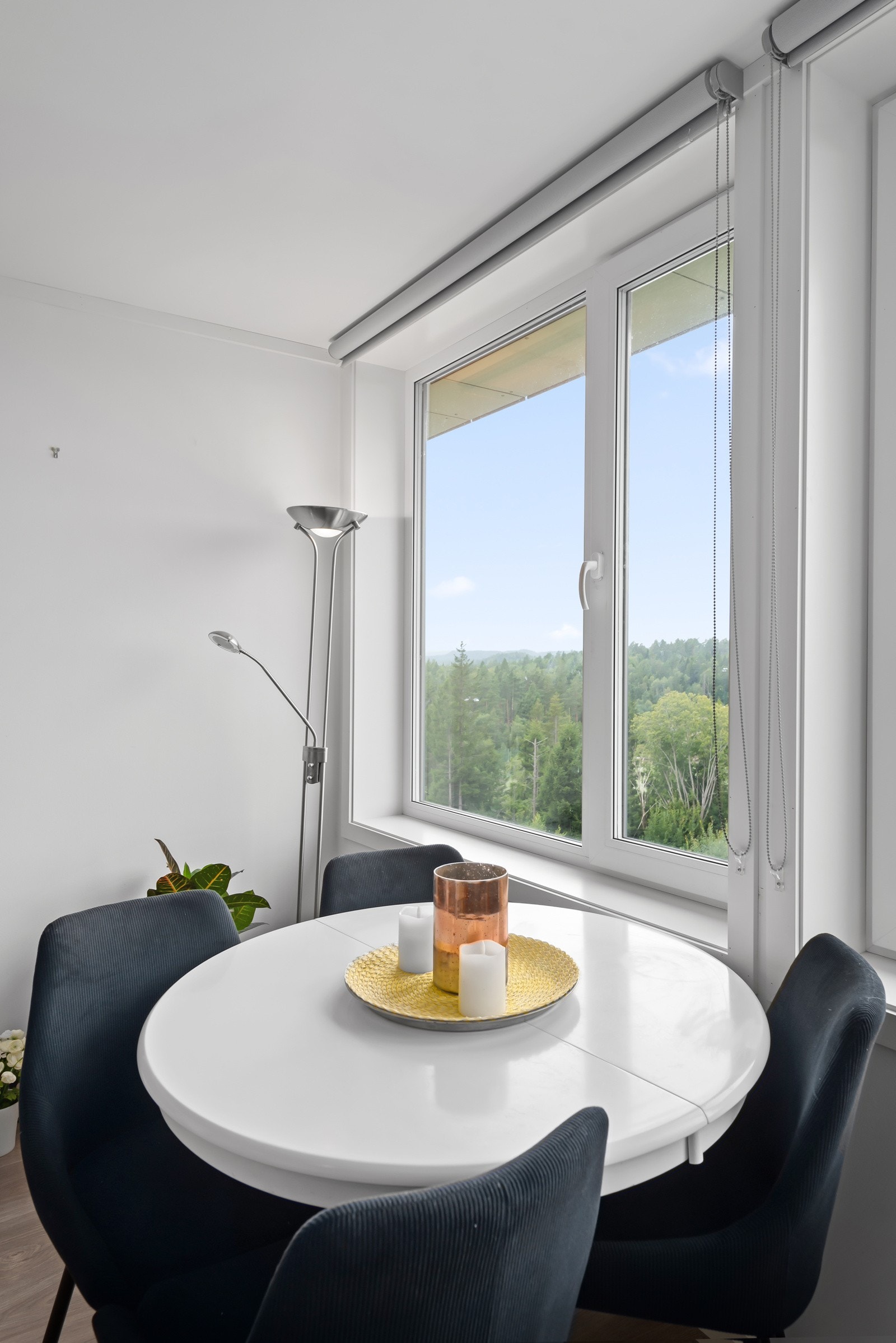 Leiligheten ligger i 4. etasje og har fin utsikt. Galleribilde