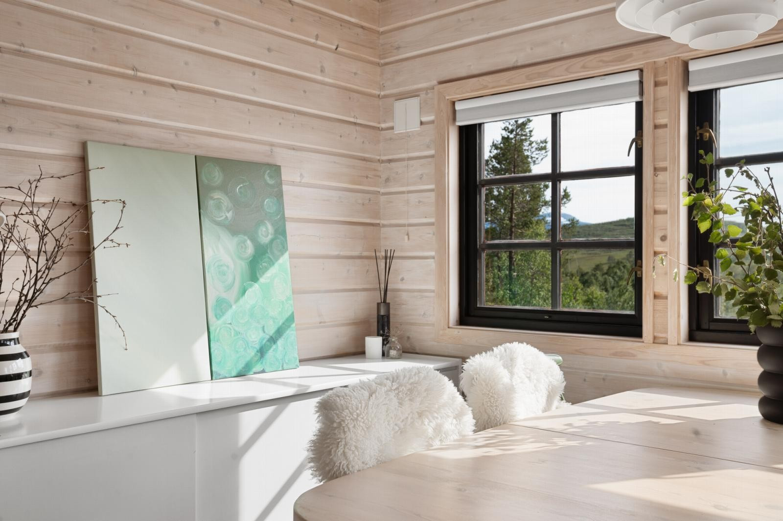 Fin planløsning med plass til spisebord i tilknytning til kjøkkenet.