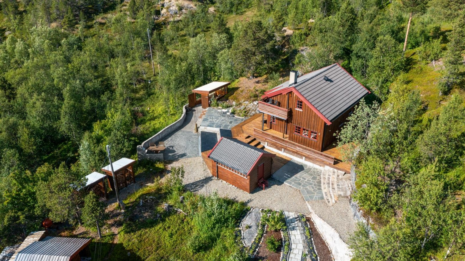 Idyllisk beliggende fritidseiendom på en av Malangens flotteste utsiktstomter.