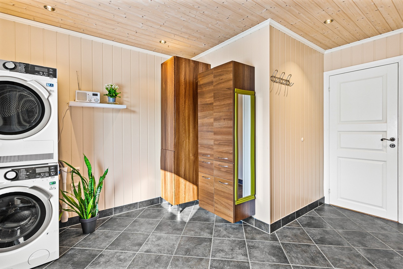 Badet er kombinert bad- og vaskerom Galleribilde
