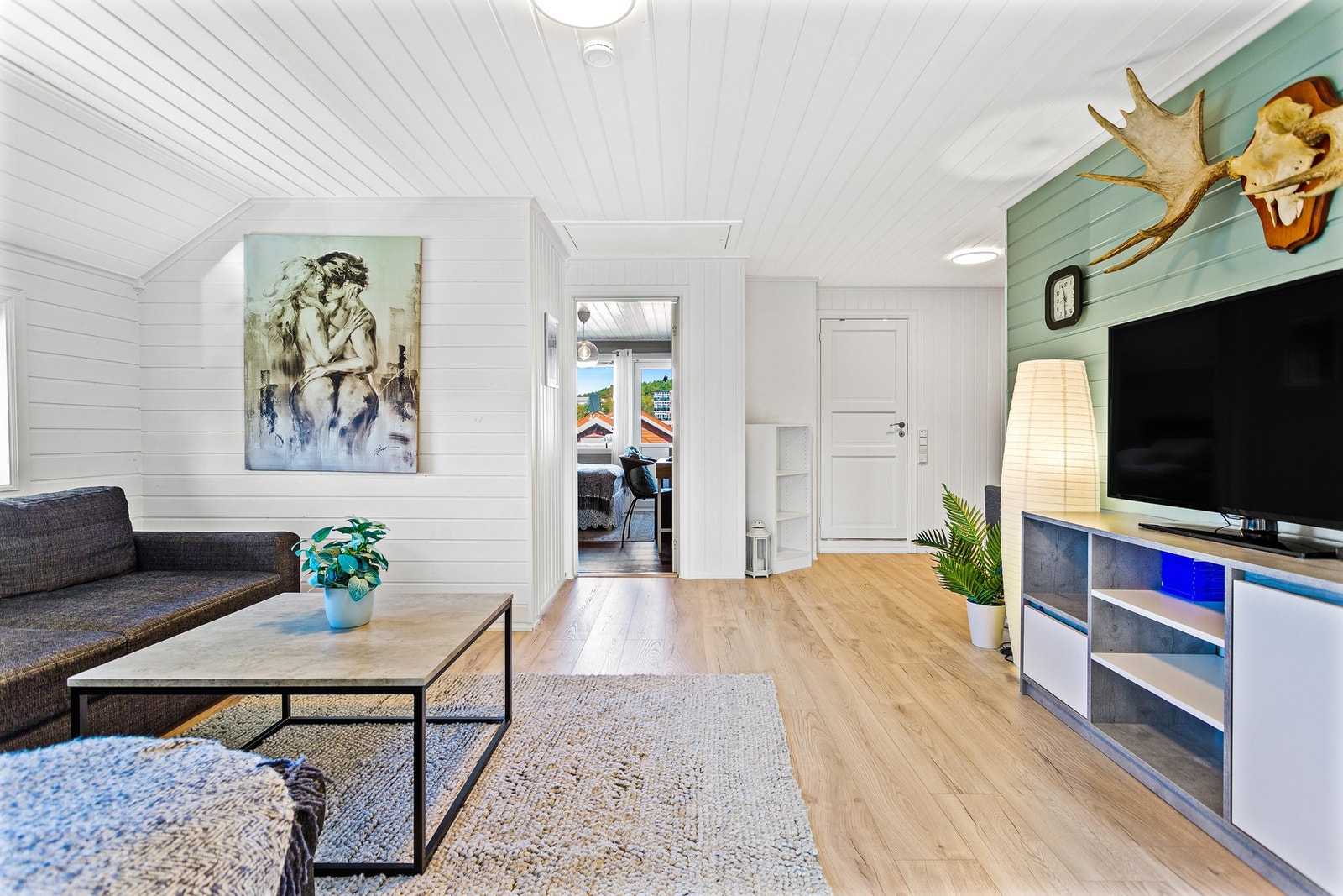 2.etasje består av loftstue, bad og 4 soverom Galleribilde