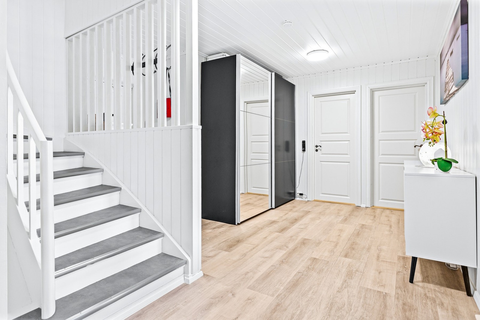 Gang og trapp opp til boligens 2.etasje Galleribilde