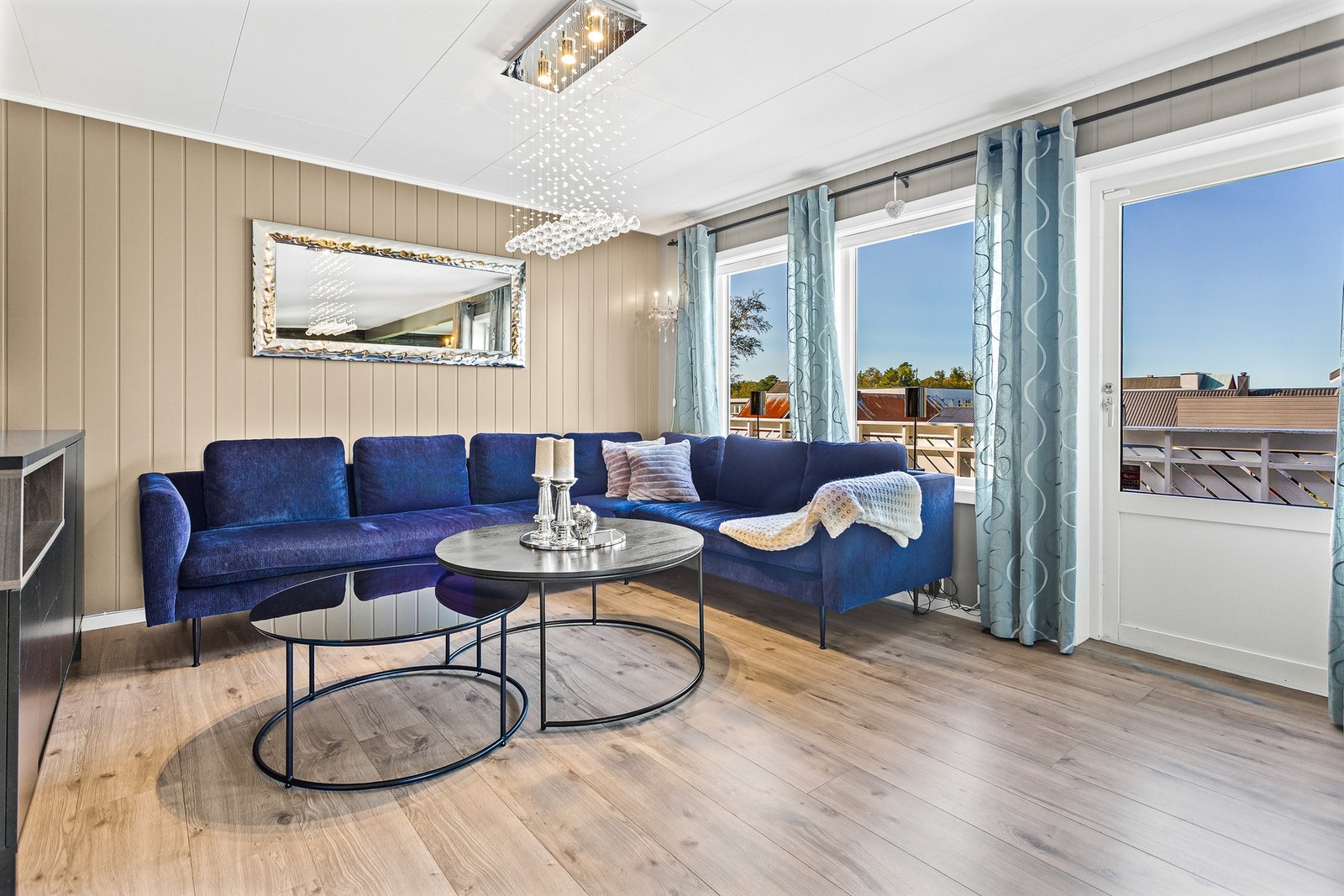 Utgang til romslig veranda Galleribilde