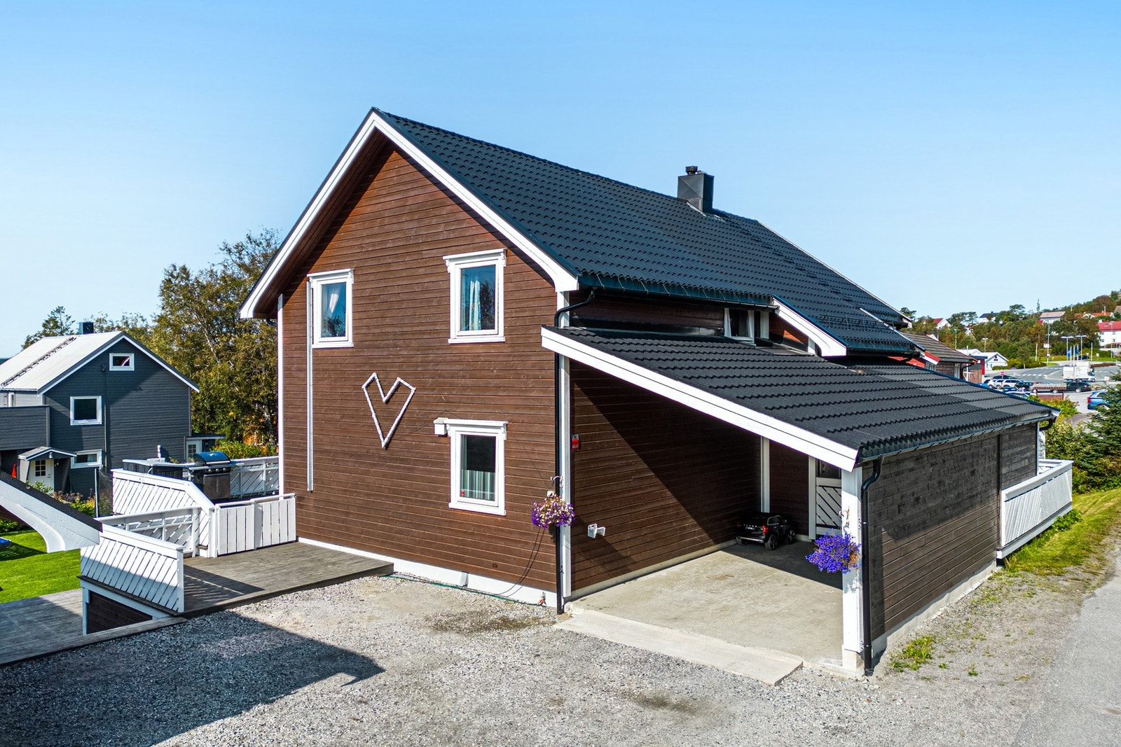 Det ble etablert carport i 2022 Galleribilde
