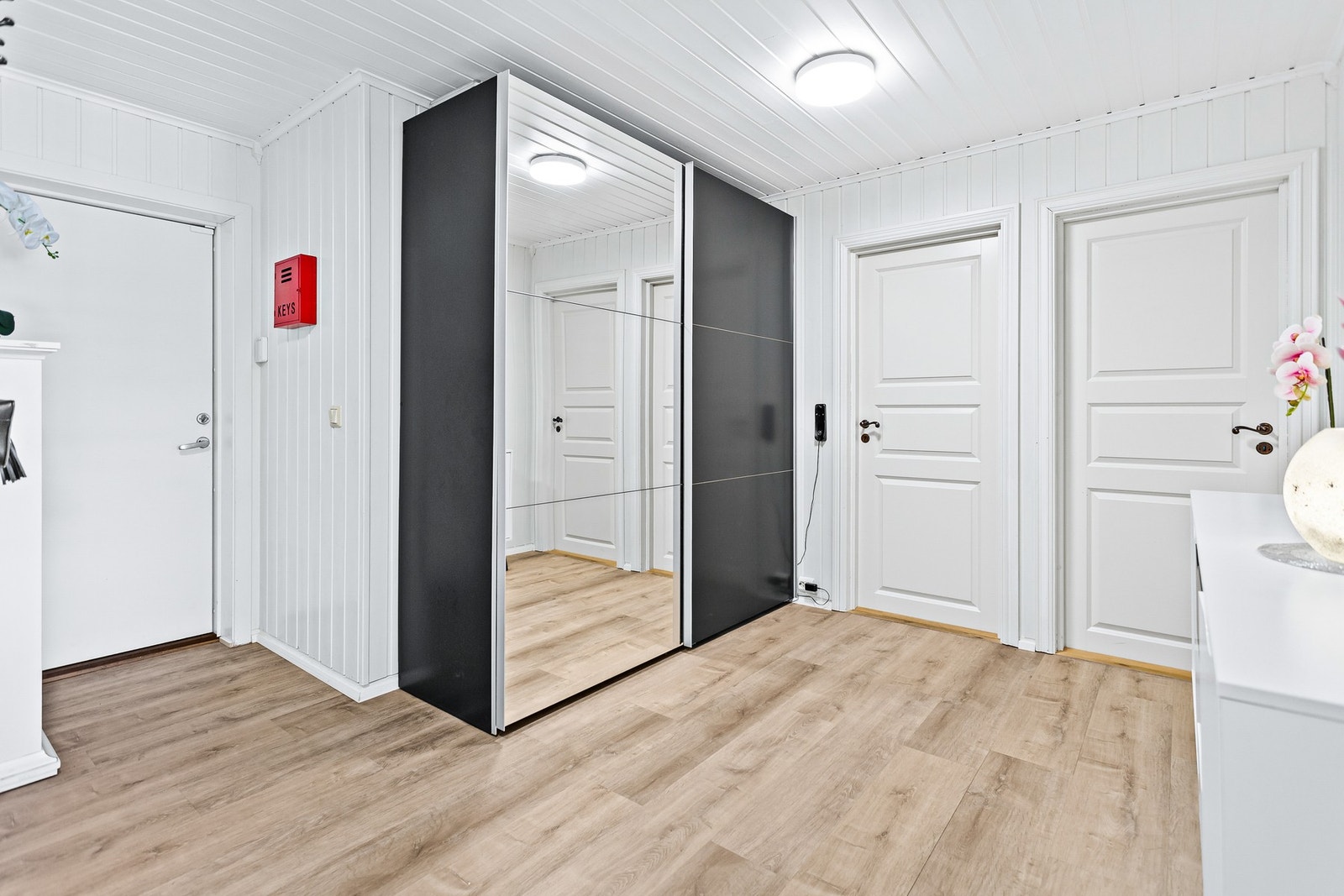 Romslig entrè med praktisk garderobeløsning Galleribilde