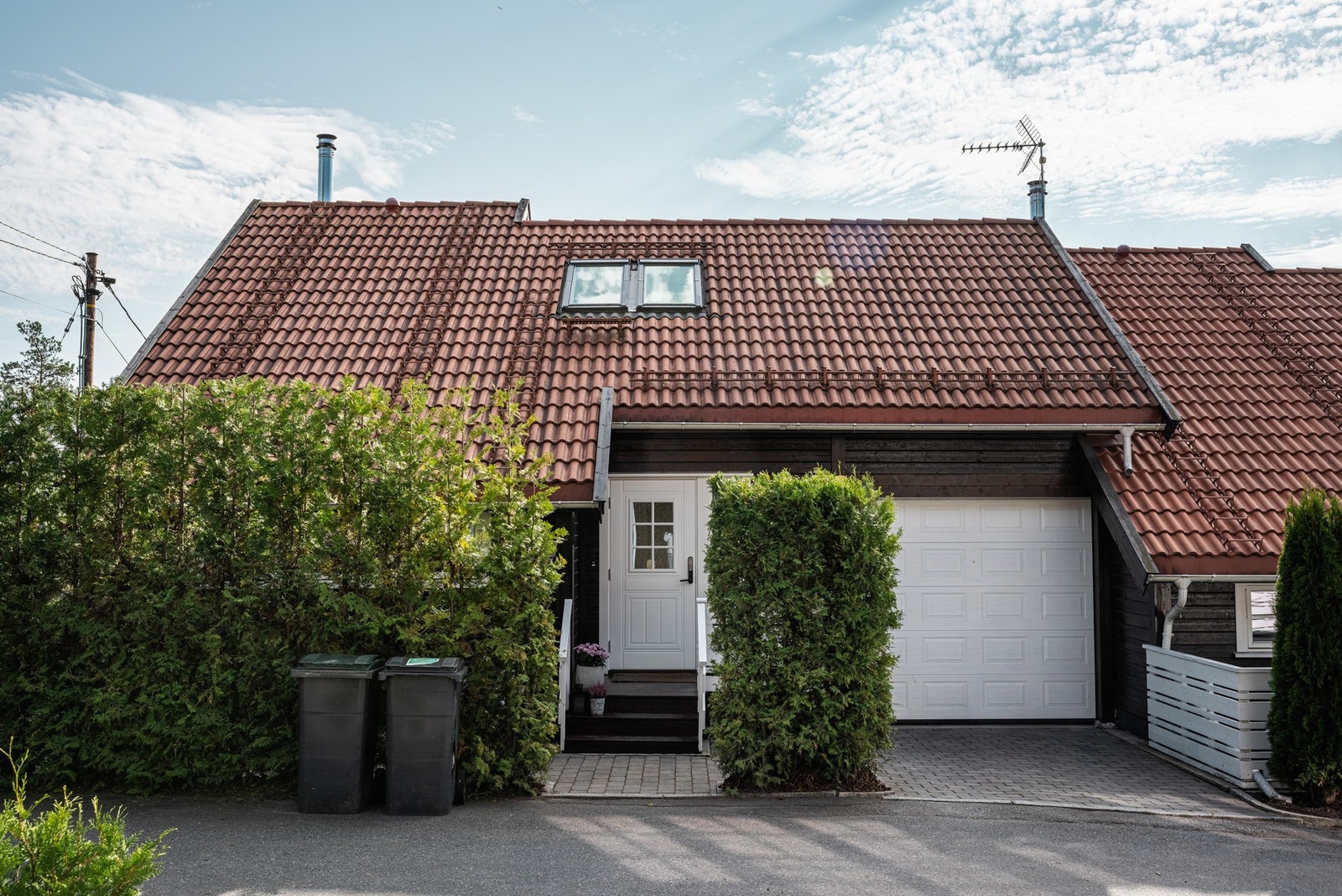 Stor garasje med mye oppheng og skapplass, samt oppvarming. Galleribilde