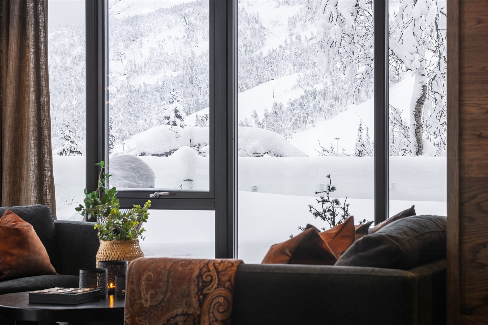 Leiligheten ligger rett ved Hemsedal Skisenter med utsikt også mot skibakkene. (Bilde er fra hus 1) Galleribilde